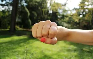 ללמד את הבת להיזהר ואת הבן לבקש רשות